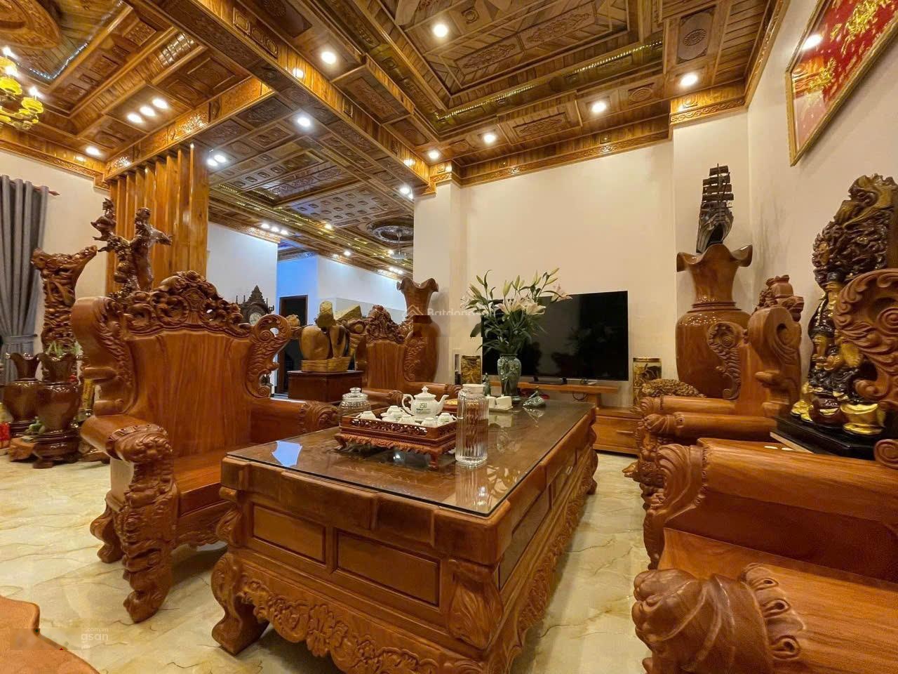 Bán nhà mái thái gần hồ bơi phương nam, shr thổ cư, dt 12x27, giá 8.5 tỷ (lh 0785353622