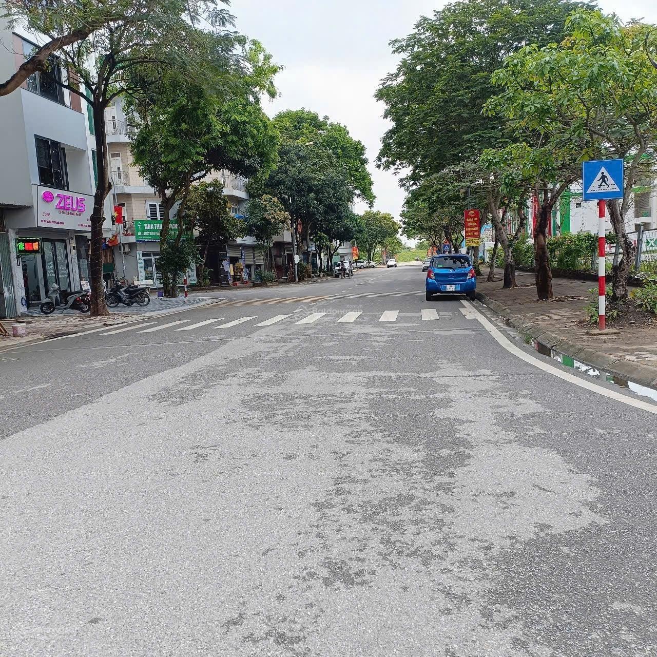 Bán 64m² đất mặt phố Quán Tình Việt Hưng, đường 13.5m, gần hồ giá 15.x tỷ