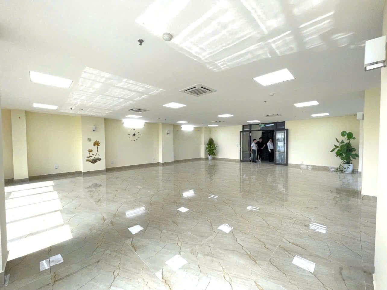 Cho thuê nhà mặt phố HOÀNG QUỐC VIỆT DT 180m2 x 6 tầng, MT 11m, 2XX tr, thang máy, thông sàn,PCCC