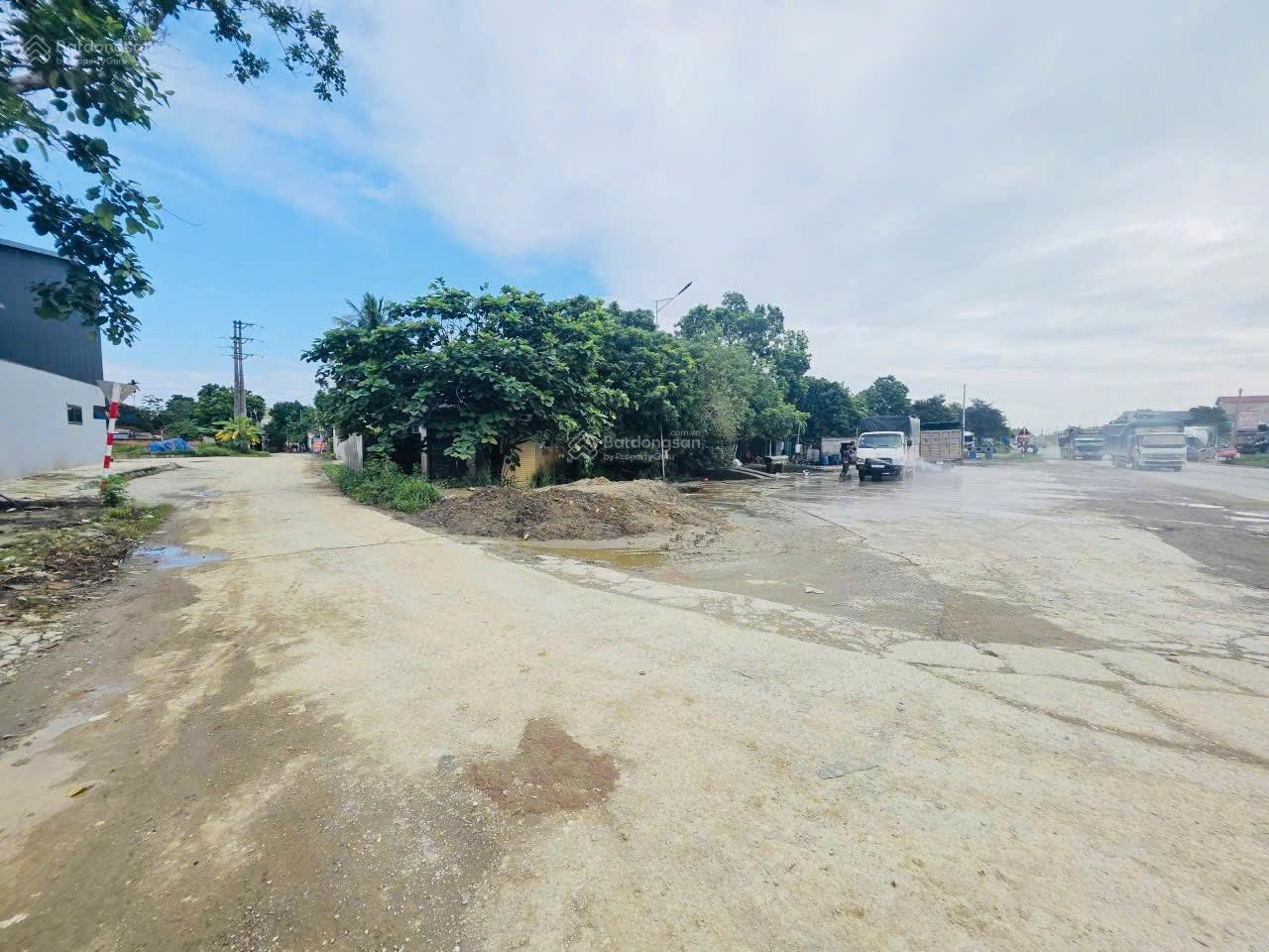 Cần bán mảnh đất khu đấu giá Kiến Trúc - xã Tân Tiến. Diện tích 69,4m2. Liên hệ e Minh 0876882626