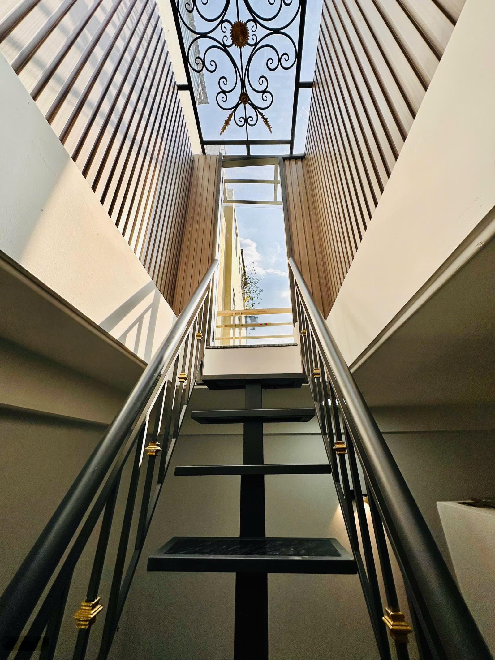 Bán nhà cách mặt tiền Q. 3 chỉ 15m - ngang 4m - 4 tầng - nhỉnh 6 tỷ