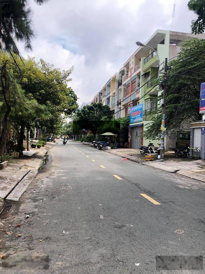 Bán nhà MT đường 28 khu Ao Sen Tên Lửa 4,5x20m 3 lầu giá 13 tỷ gần Eaon (giá tốt) LH 0909273192