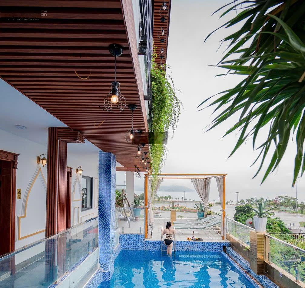 Bán khách sạn 3 sao view hồ bơi ngắm pháo hoa & quảng trường biển Quy Nhơn
