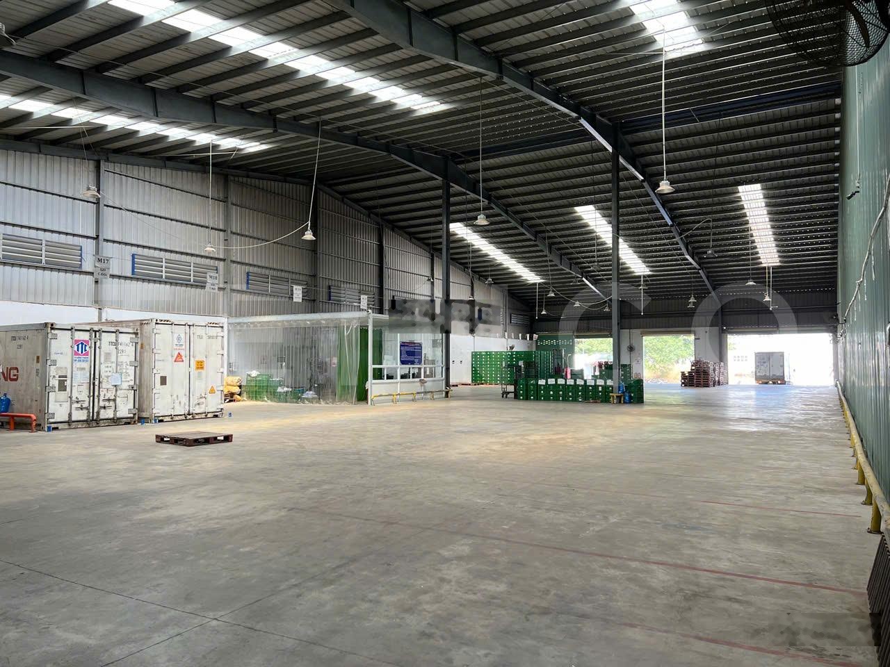 Kho xưởng 1.440 m² có dock có sân bãi rộng và bảo vệ vòng ngoài, trong KCN Tân Phú Thạnh