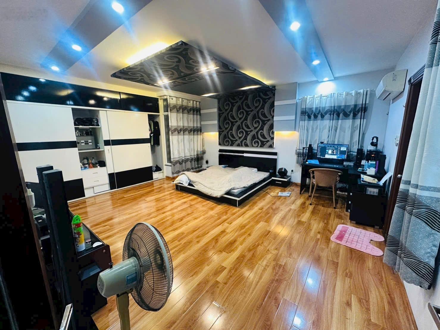 Khách sạn 37 phòng doanh thu 220tr/th vị trí khu k300 nguyễn thái bình hiếm nhất thị trườn