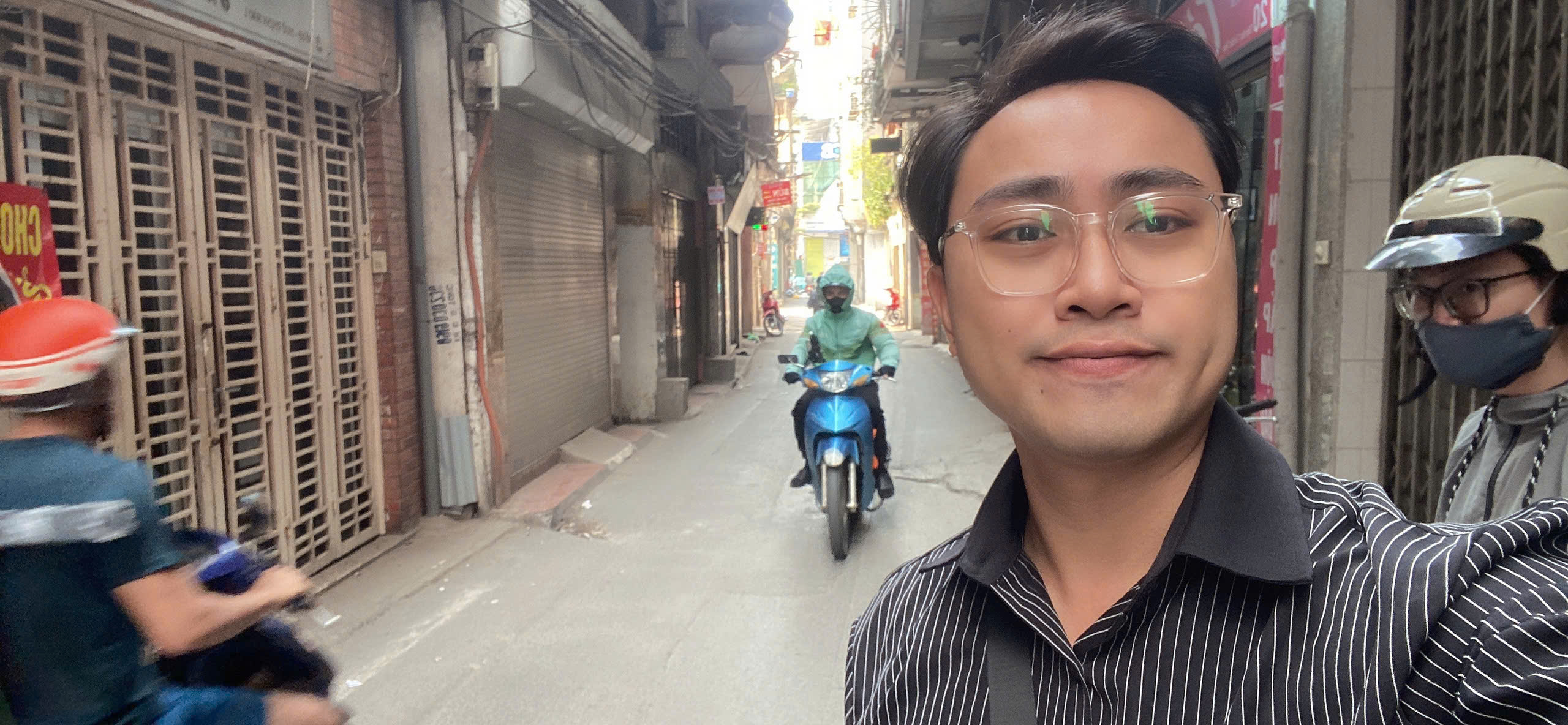 Nhà nằm tại vị trí đắc địa trên mặt ngõ kinh doanh sầm uất, ô tô có thể ra vào thuận tiện