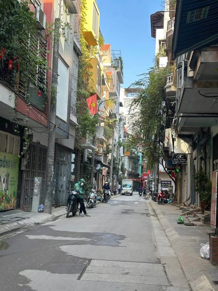 Nhà 5 tầng mặt tiền rộng, ô tô tránh, vỉa hè kinh doanh đắc địa tại Cầu Giấy