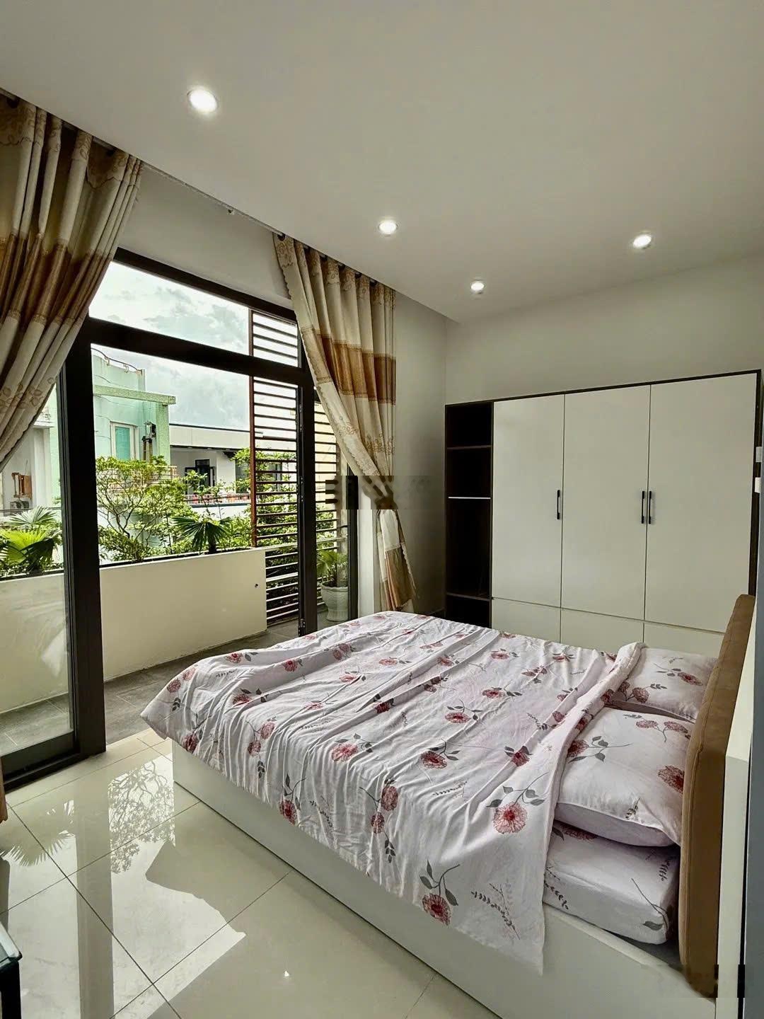 Bán gấp lô góc Hòa Cường, Hải Châu 97m² x 3T, MT 5.2m, 3 mặt thoáng, kinh doanh, full nội thất