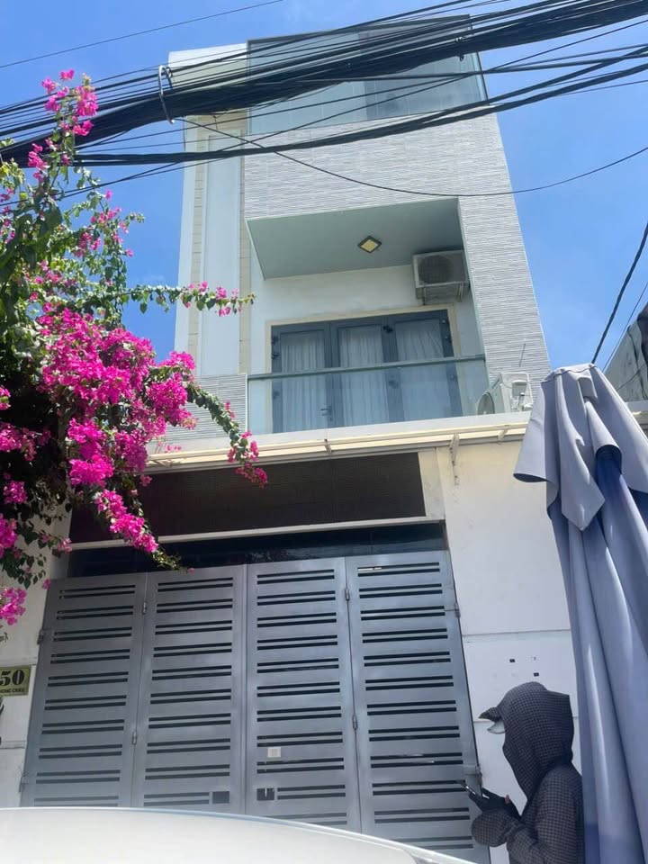 Nhà 3 tầng mặt tiền đường Phong Châu, Nha Trang, sổ hồng riêng, giá 6,5 tỷ