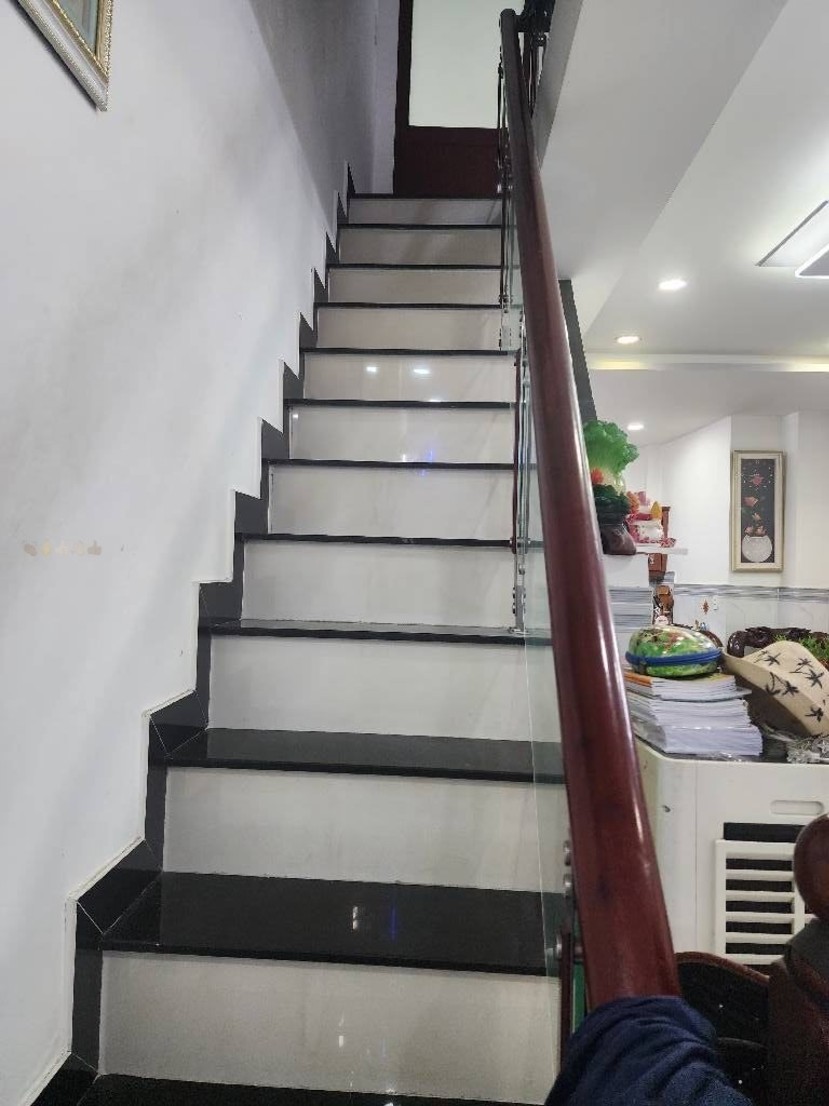 Nhà 41m2 Hoàng Hoa Thám, 2 tầng, 5,6 tỷ, sâu 200m ra mặt tiền, thương lượng tẹt ga