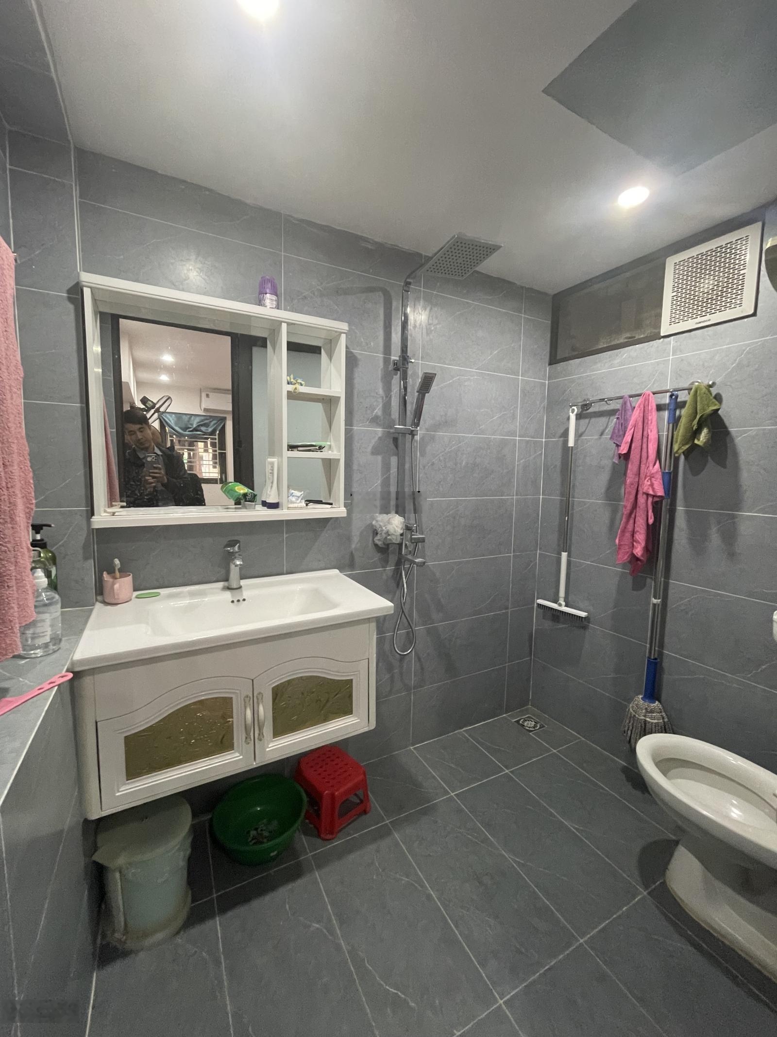 Căn hộ tầng 1 Hoàng Quốc Việt ô tô đỗ cửa sân trước rộng full nội thất sổ 45/75m2 - 2pn riêng - 2wc