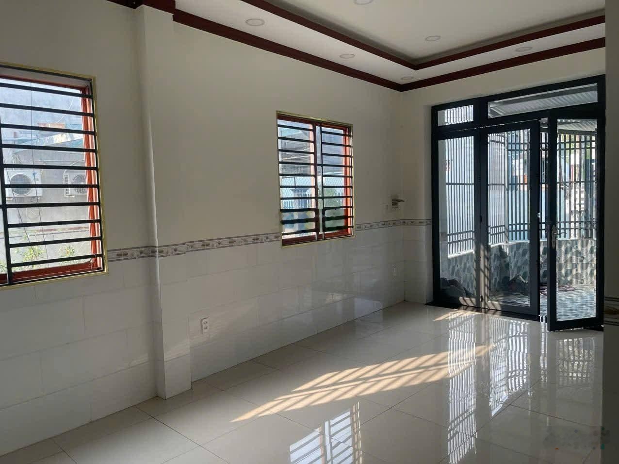 Nhà 1 lầu 7 phòng ngủ, 2 phòng khách, 1 phòng thờ, 1 phòng bếp rộng, 2 nhà tắm, có sân đậu xe ôtô