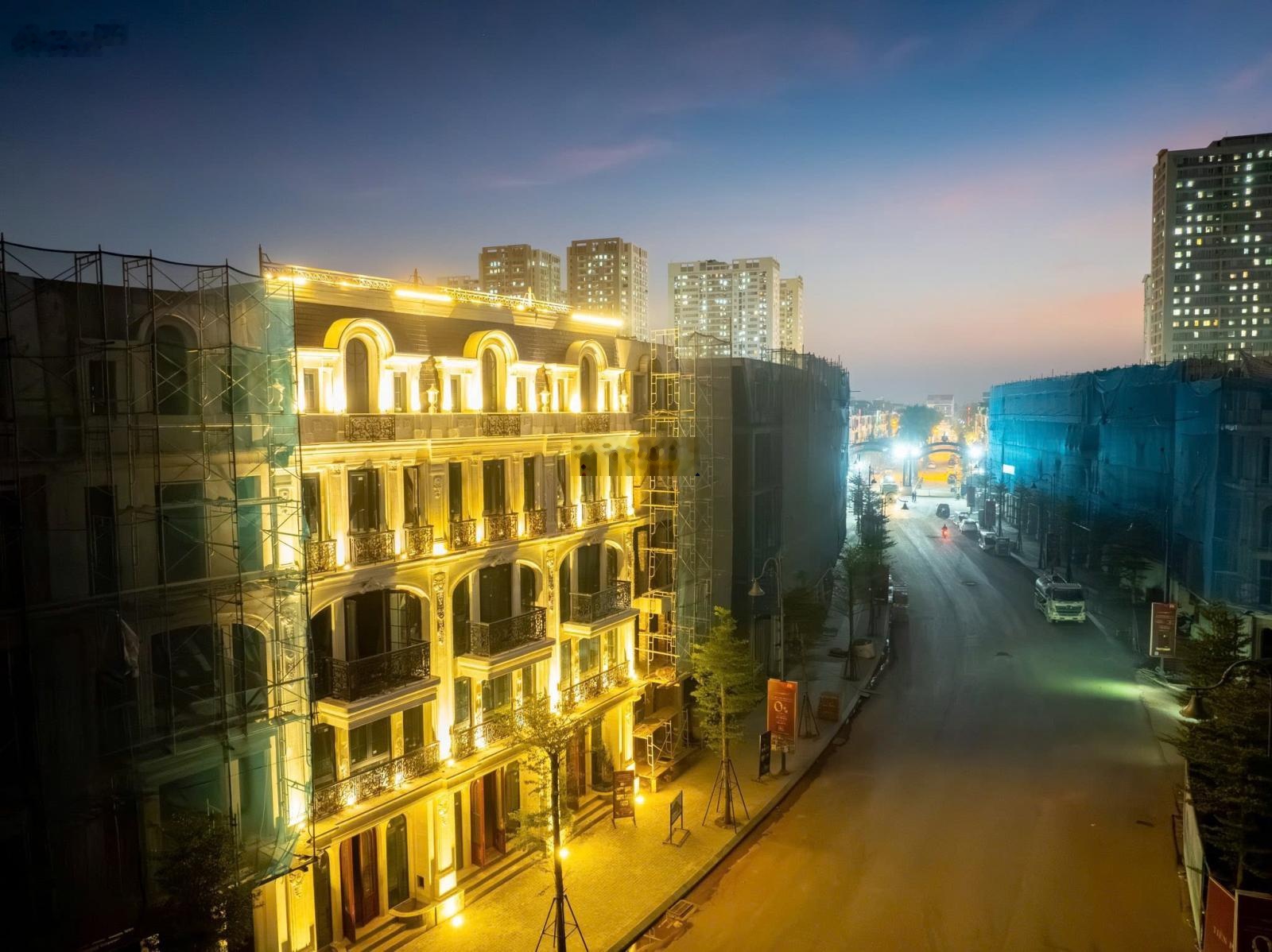 Nhà phố thương mại nằm ngay mặt đường QL32 giá vốn ưu đãi.