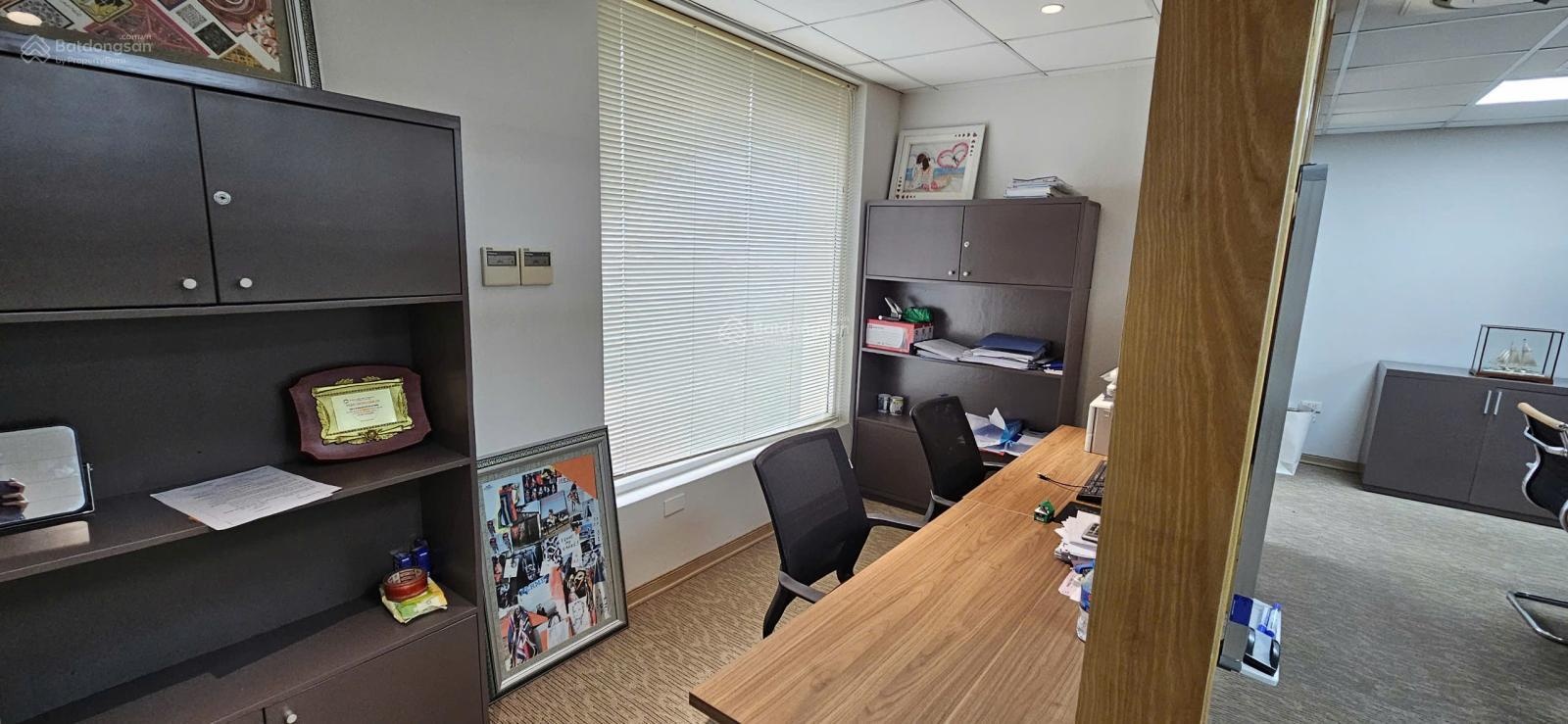 Cho thuê văn phòng full nội thất tại mễ trì, đầy đủ phòng ban, bàn ghế, thảm trải sàn