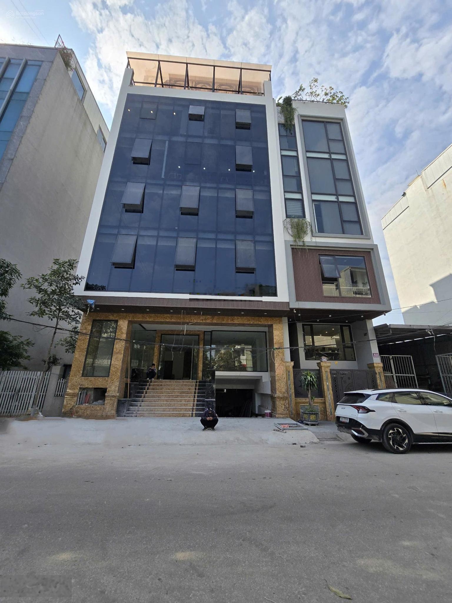 Cho thuê tòa nhà Nguyễn Trọng Tuyển - Hầm trệt 5 lầu - Chỉ 59tr/th