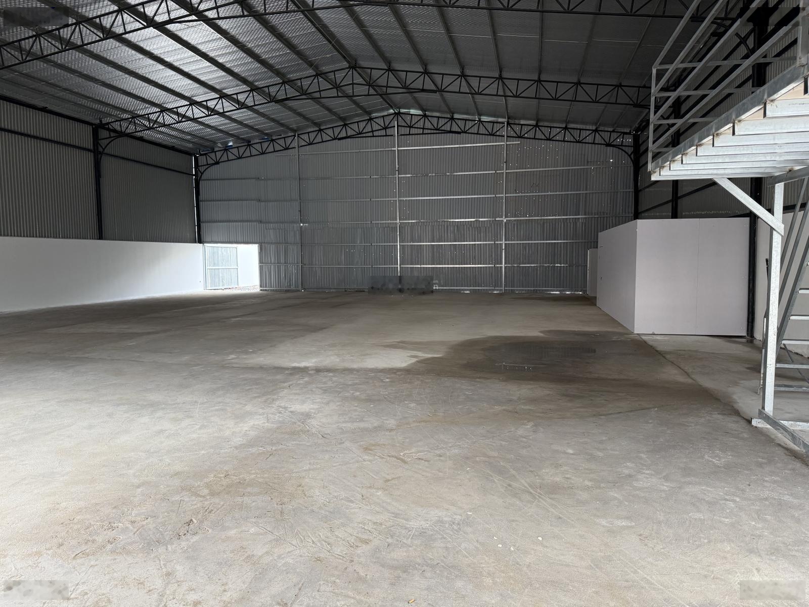 Cho thuê nhà mặt phố diện tích 610m2 và phần đất trống diện tích 1230m2.Giá 185triệu/tháng