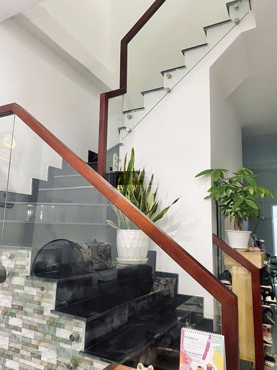 Nhà ngay nhà ga T3 HXH 2 tầng 2 PN 2 WC BTCT tặng nội thất giá 4,85 tỷ