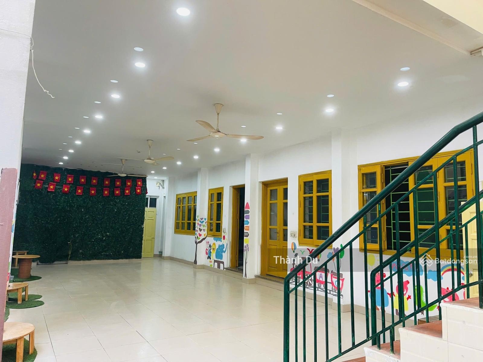 Cho thuê nhà nguyên căn 2 tầng - 226m2 Thạch Bàn, Long Biên - phù hợp trường mầm non, lớp học