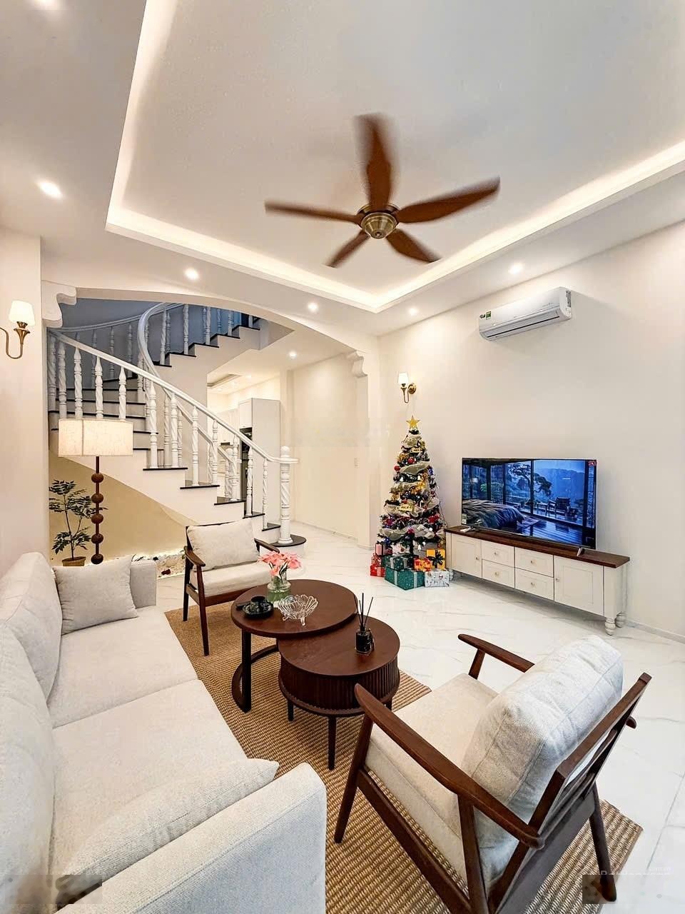 Khu BT Kỳ Đồng, Quận 3 - Vibes Châu Âu 57m2 (4.1 x 14m) 3 tầng sân thượng 10 bước ra mặt tiền