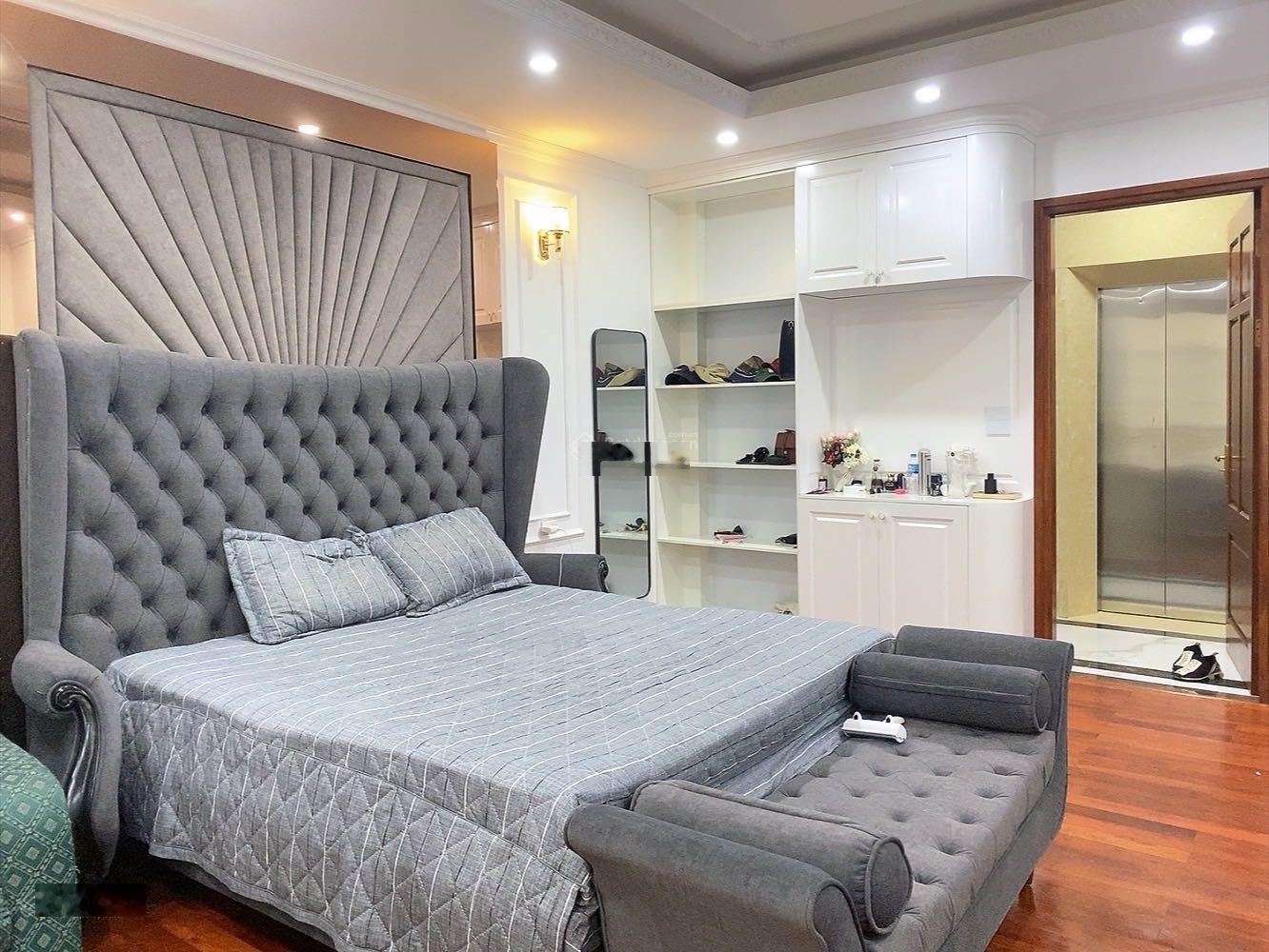 Thang máy nhập khẩu - hoàn thiện tuyệt đẹp - đối diện La Casta Văn Phú - vị trí đẹp giá tốt