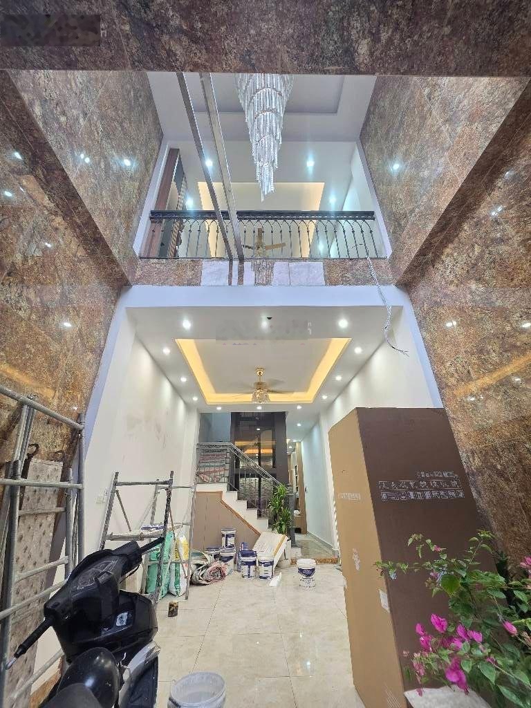 Bán nhà Phạm Tuấn Tài, dt67m, thang máy, phân lô, ô tô tránh, 2 thoáng, kinh doanh