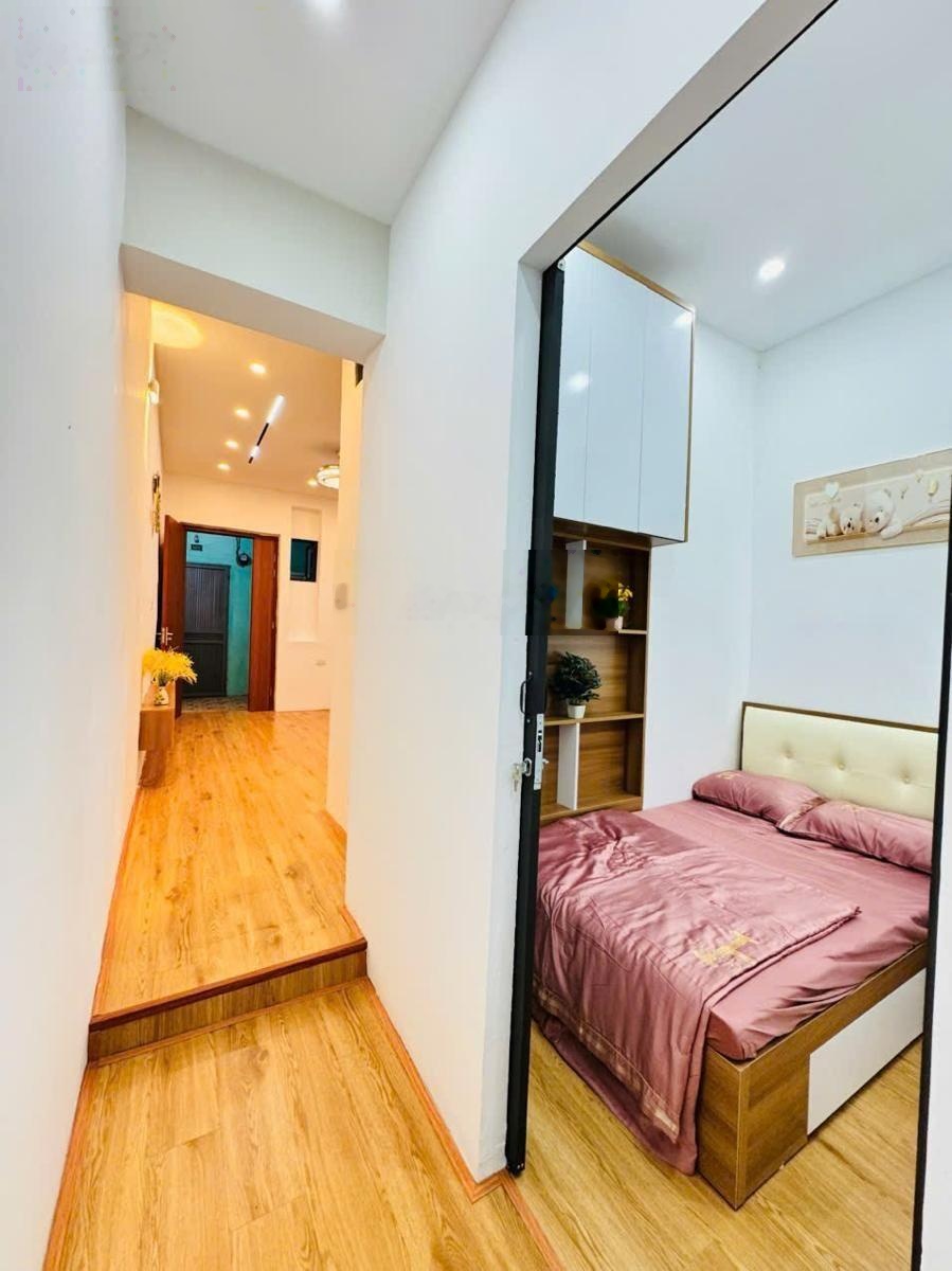 Nhỉnh 3 tỷ tập thể phố Lò Đúc, 55m2, 2N1WC, gần phố, ô tô đỗ cửa, full nội thất, nhiều tiện ích