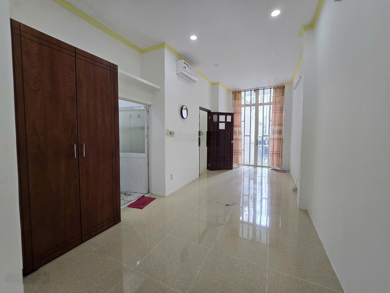 Bán nhà rộng rãi gần mặt tiền đường Huỳnh Mẫn Đạt P7 Q5