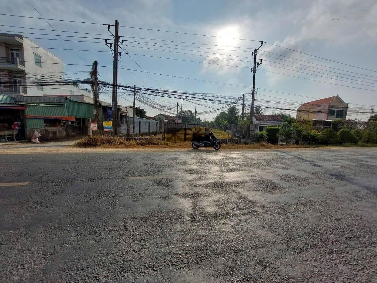 Vợ chồng em mới cưới được GĐ cho lô đất mặt tiền đường QL50 Ngay Chợ Trạm, cần bán gấp giá 1tỷ300