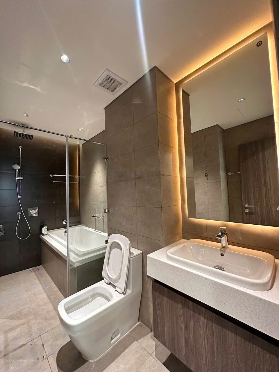 Cho thuê CH 2PN + 2WC,82m2 tại Oriental Plaza giá 10TR, 108m2,3PN,2WC giá 13TR.LH:0932132439 Hiển