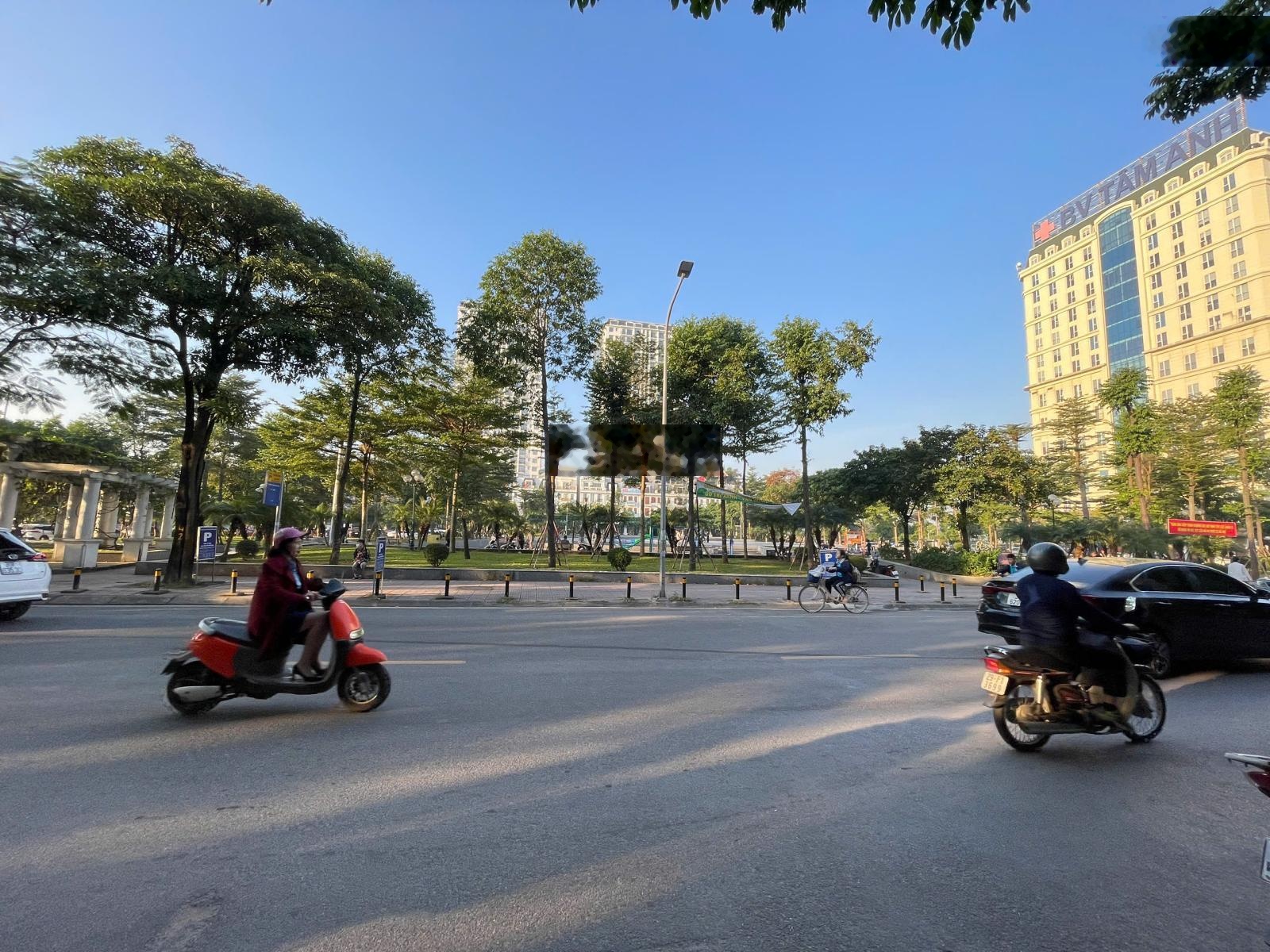 Bán đất phố Bồ Đề, Long Biên, TPHà Nội, diện tích 164 m2, mặt tiền 8.5 m, giá nhỉnh 20 tỷ.