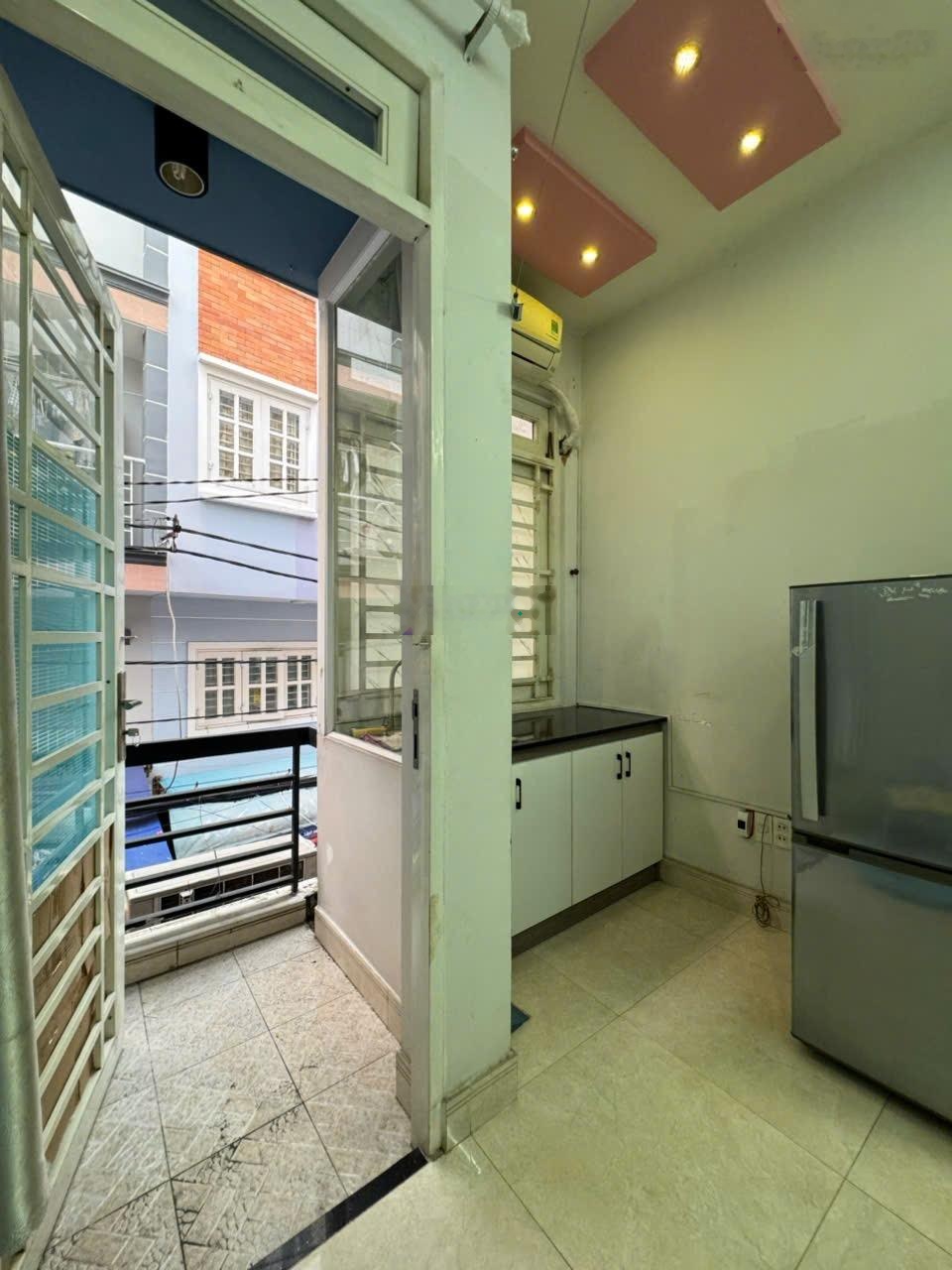 Phòng studio giá rẻ, ban công, ngay bờ kè, Phan Xích Long, hẻm oto, full nội thất