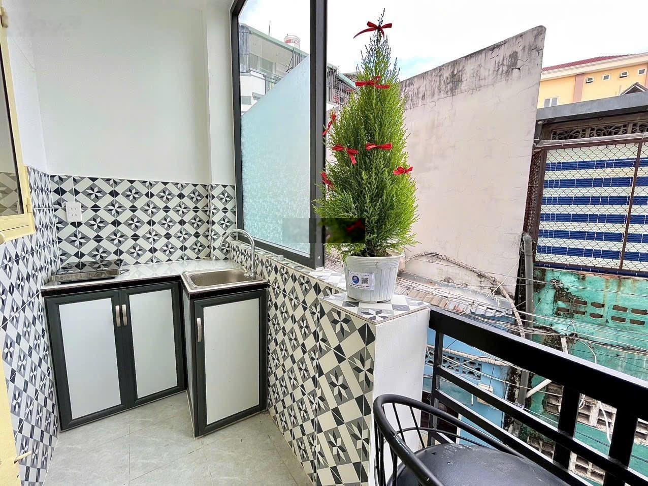 Phòng full nội thất ngay Phan Xích Long