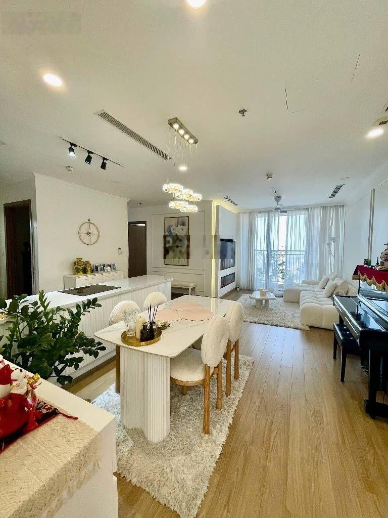 Bán căn hộ The Gloria số 8 Nguyên Hồng, Giảng Võ, 59m2, hơn 8 tỷ, 2 ngủ, 2 vs, sổ đỏ, full nội thất