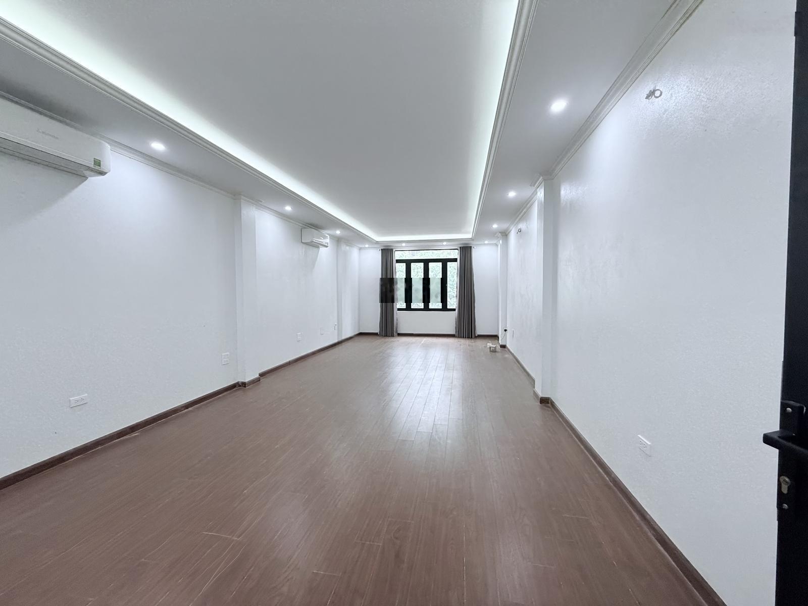 Cho thuê nhà Trần Quốc Hoàn, 65m2, 7 tầng, MT 5m, thang máy, thông sàn, 40tr