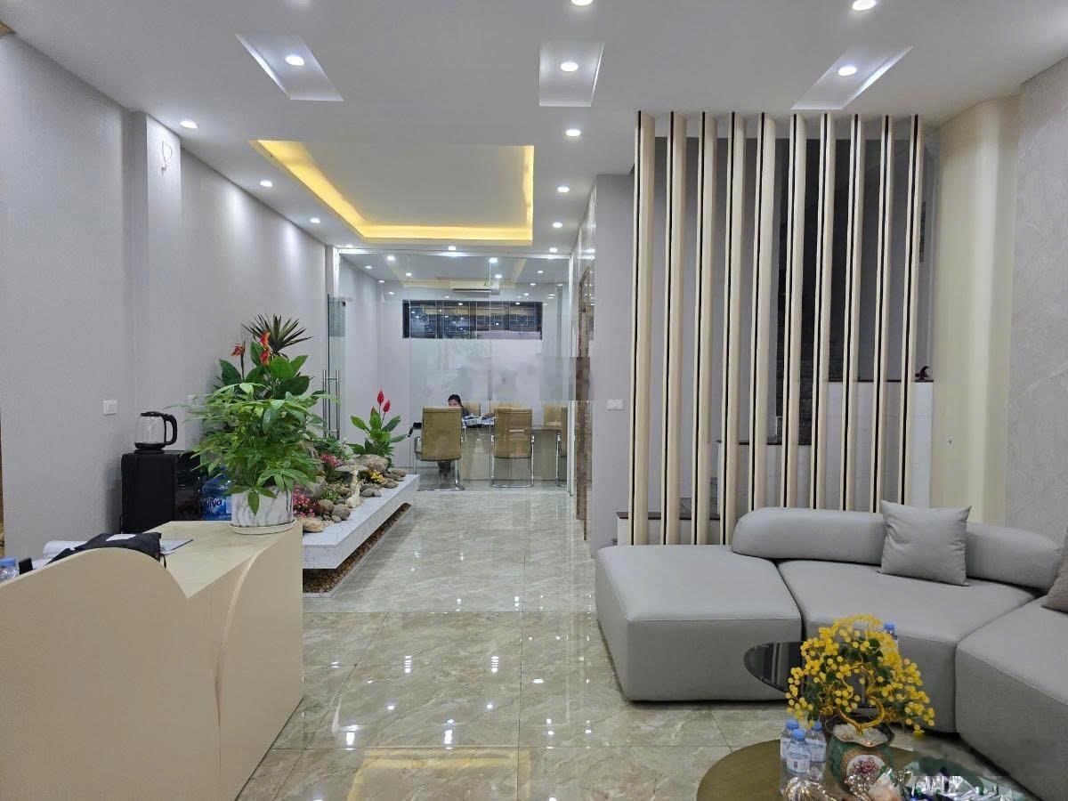 Cho thuê nhà nguyên căn tại Trung Kính Lớn. DT : 95 M * 5 Tầng.MT : 5M , Chia phòng, ngõ ô tô tránh