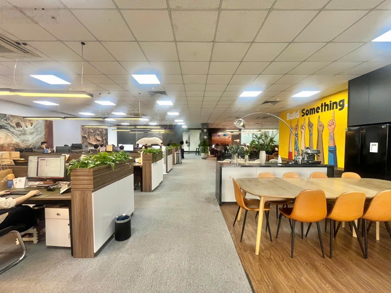 Cho thuê văn phòng tại Duy Tân - Cầu Giấy diện tích 350m2 sẵn nội thất giá chỉ 250k/m2/th