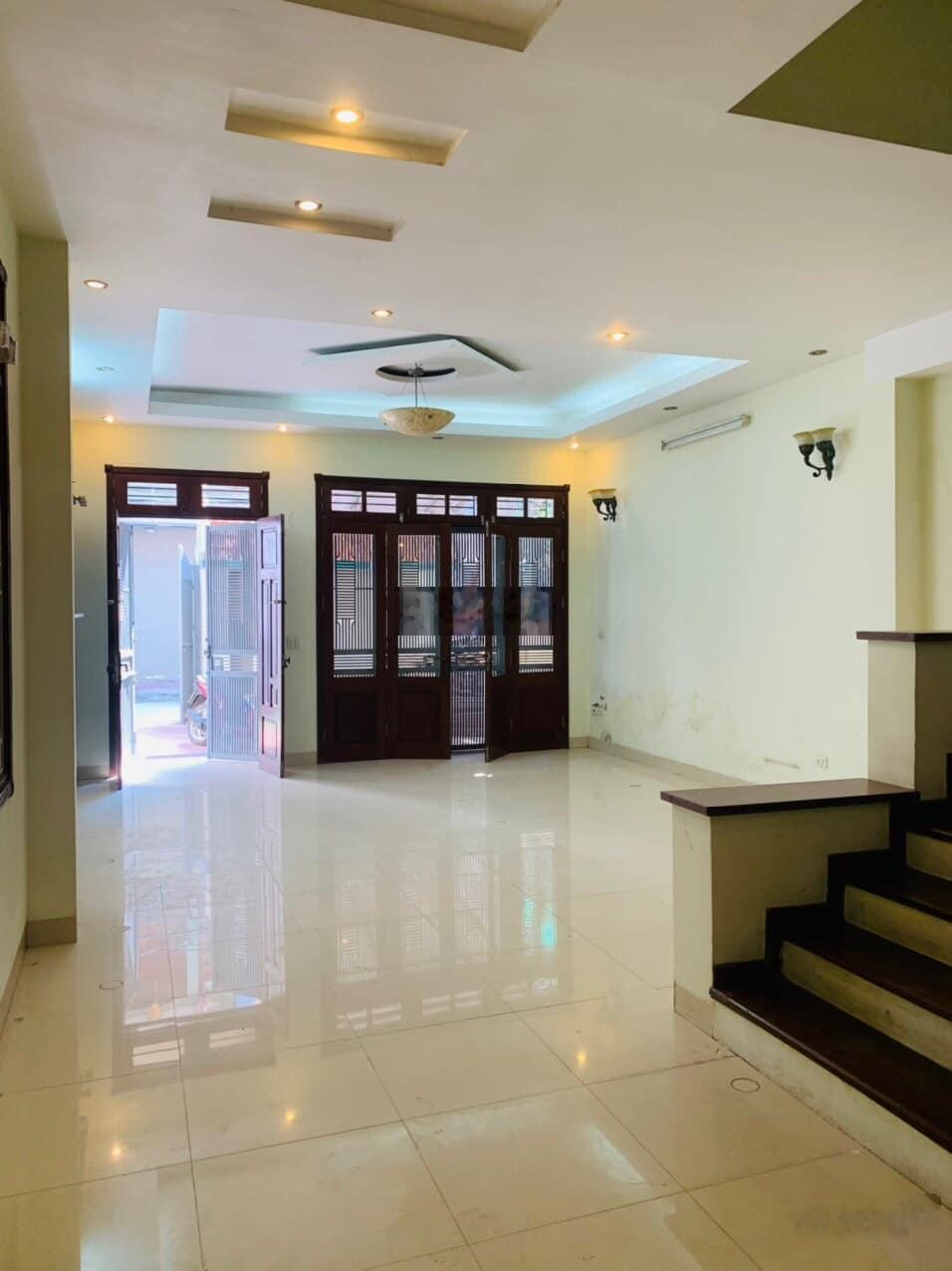 Cho thuê nhà nguyên căn mới ngõ 3 Nguyễn Hoàng. DT 80m x 5 tầng, mt 5m. Giá 25tr.