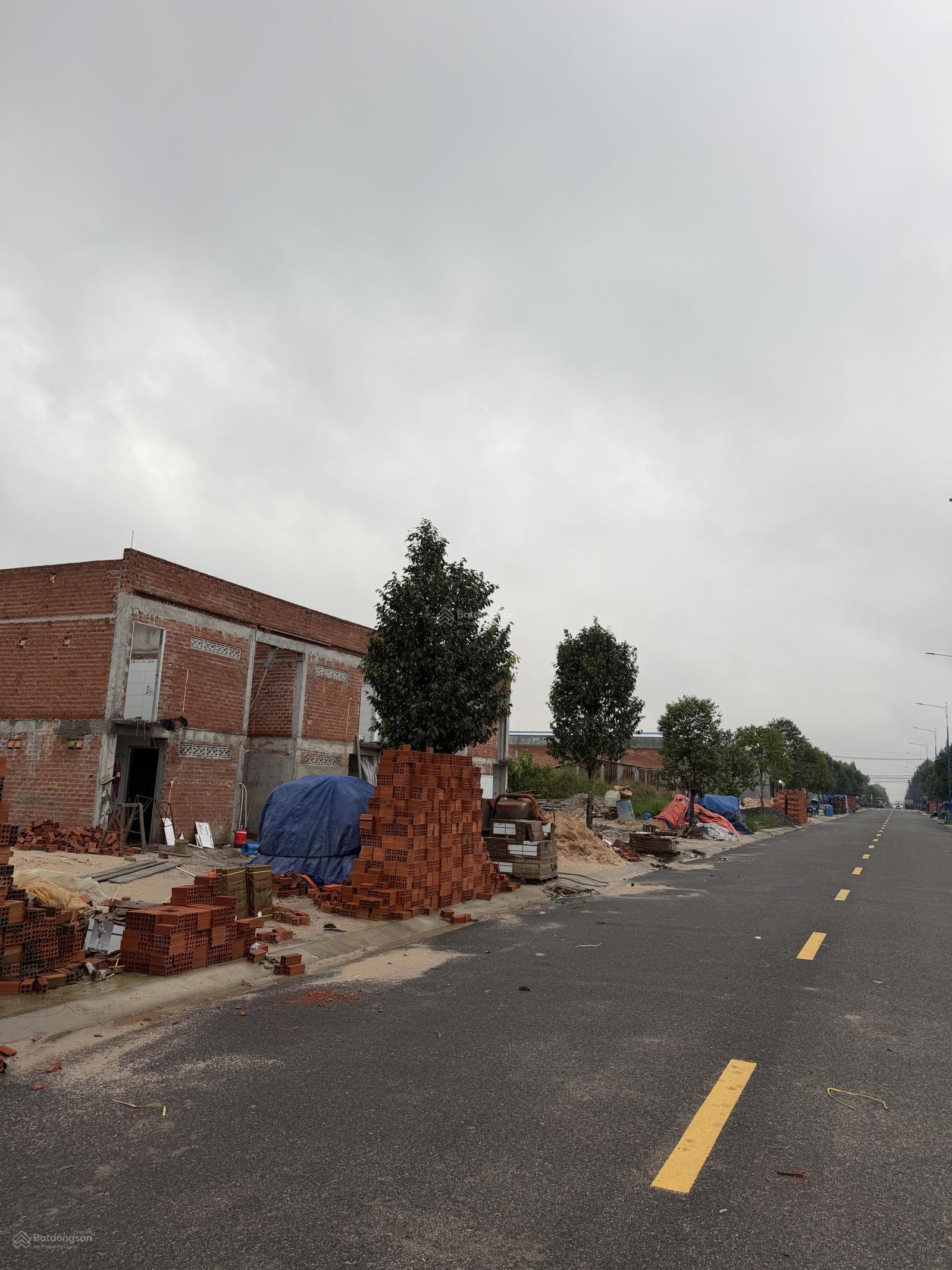 Lô đất vàng! Đối diện chợ trường đường lớn 25m giá chỉ 595tr/lô, LH: 0985761818