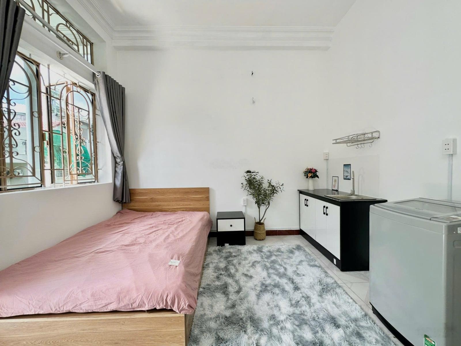 Cho thuê phòng ban công lớn - máy giặt riêng - rộng 40m2 - ngay phố ẩm thực Bùi Đình Tuý