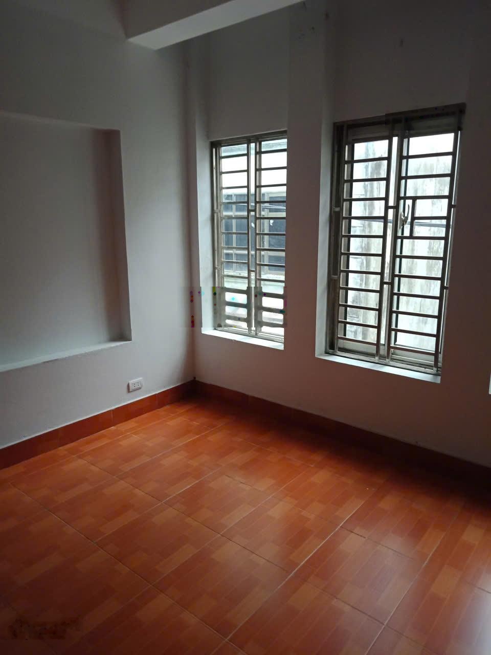 Cho thuê gấp nhà ngõ 68 cầu giấy dt 55mx4t, mt 5m, ô tô tránh kinh doanh sầm uất, giá 21 triệu