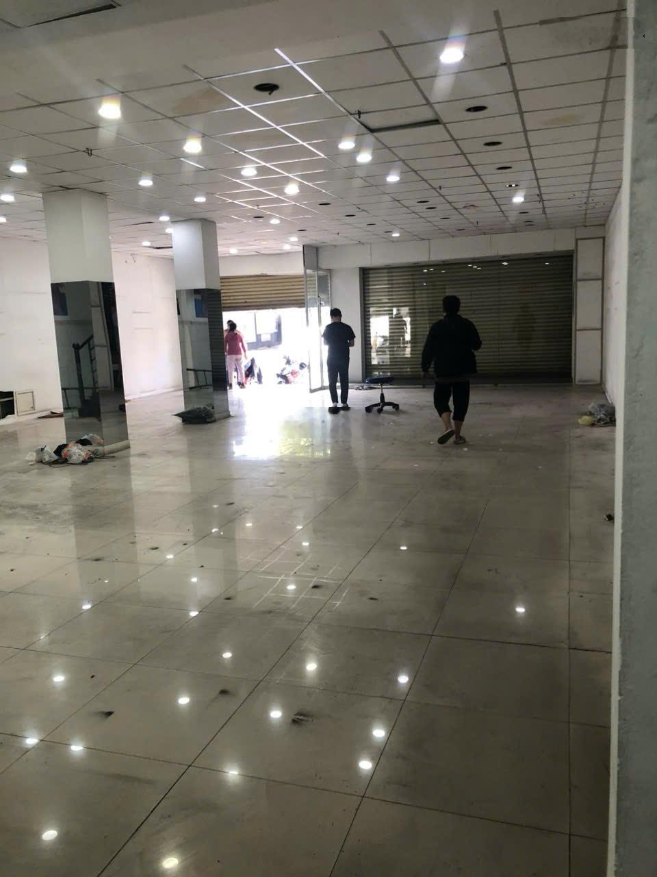 Cho thuê nhà mặt tiền 631 đường Lũy Bán Bích, Quận Tân Phú. DT: 9X20M cấp 4 trống suốt giá chỉ 59tr