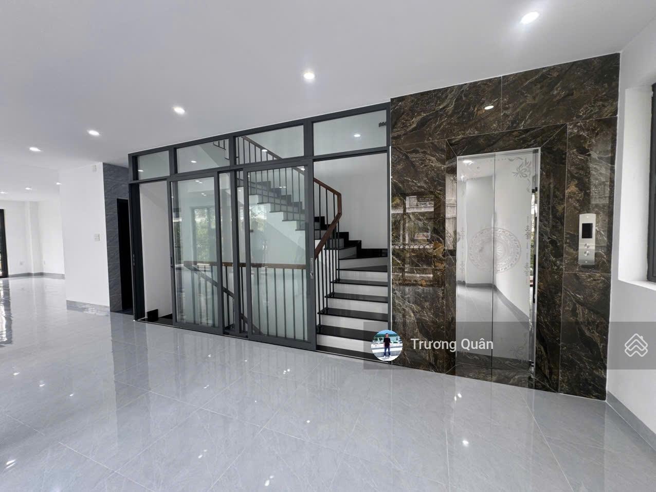 Nhà mới bàn giao ngay (Trệt + 2 lầu) DTSD ~ 360m2 góc 2MT hoàn thiện trống đầy đủ máy lạnh giá tốt.