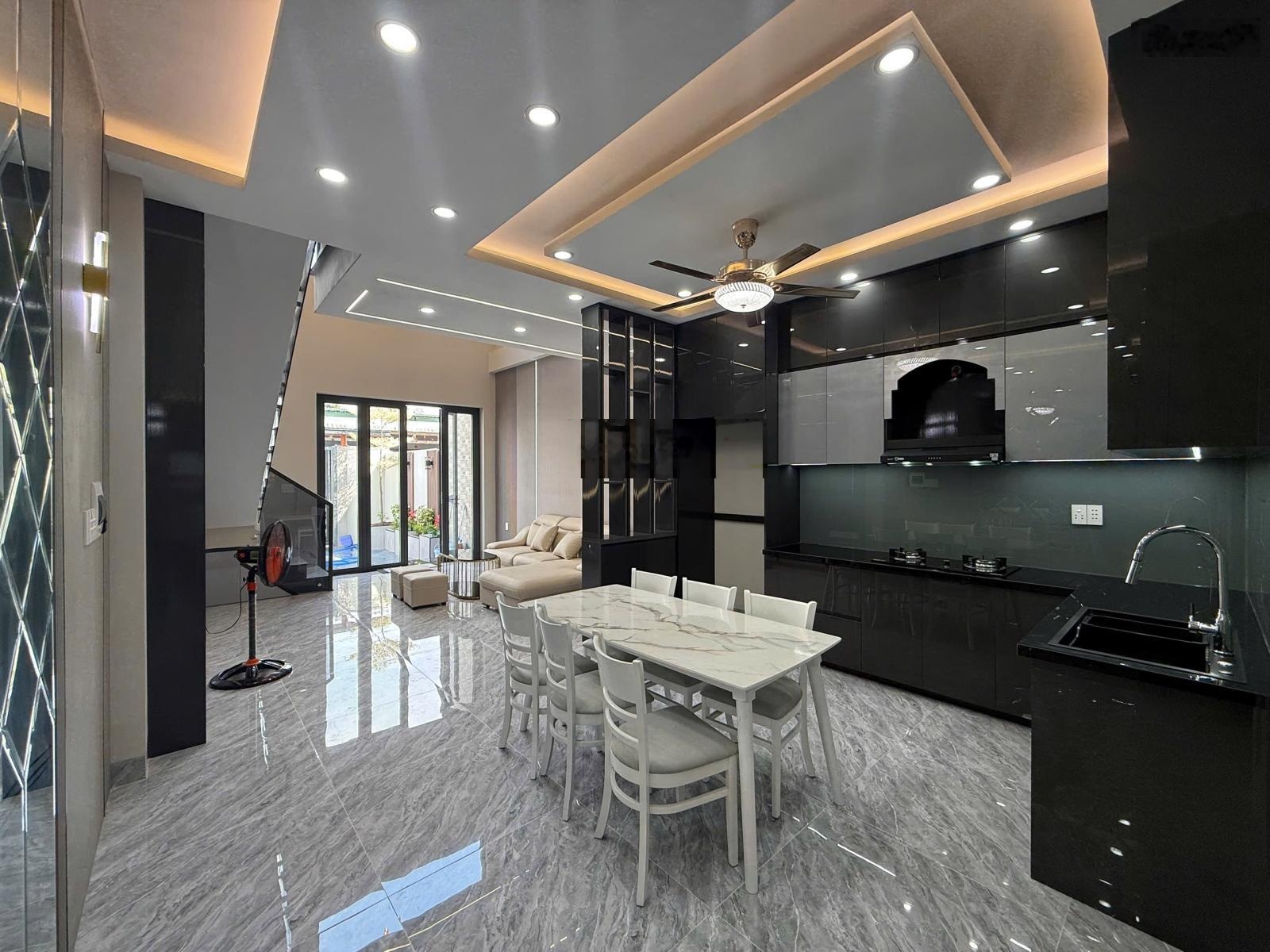 Bán nhà mới xây, sát quảng trường, TT hành chính. Nhà đẹp, hiện đại, full nội thất. Giá 3,9 tỷ TL