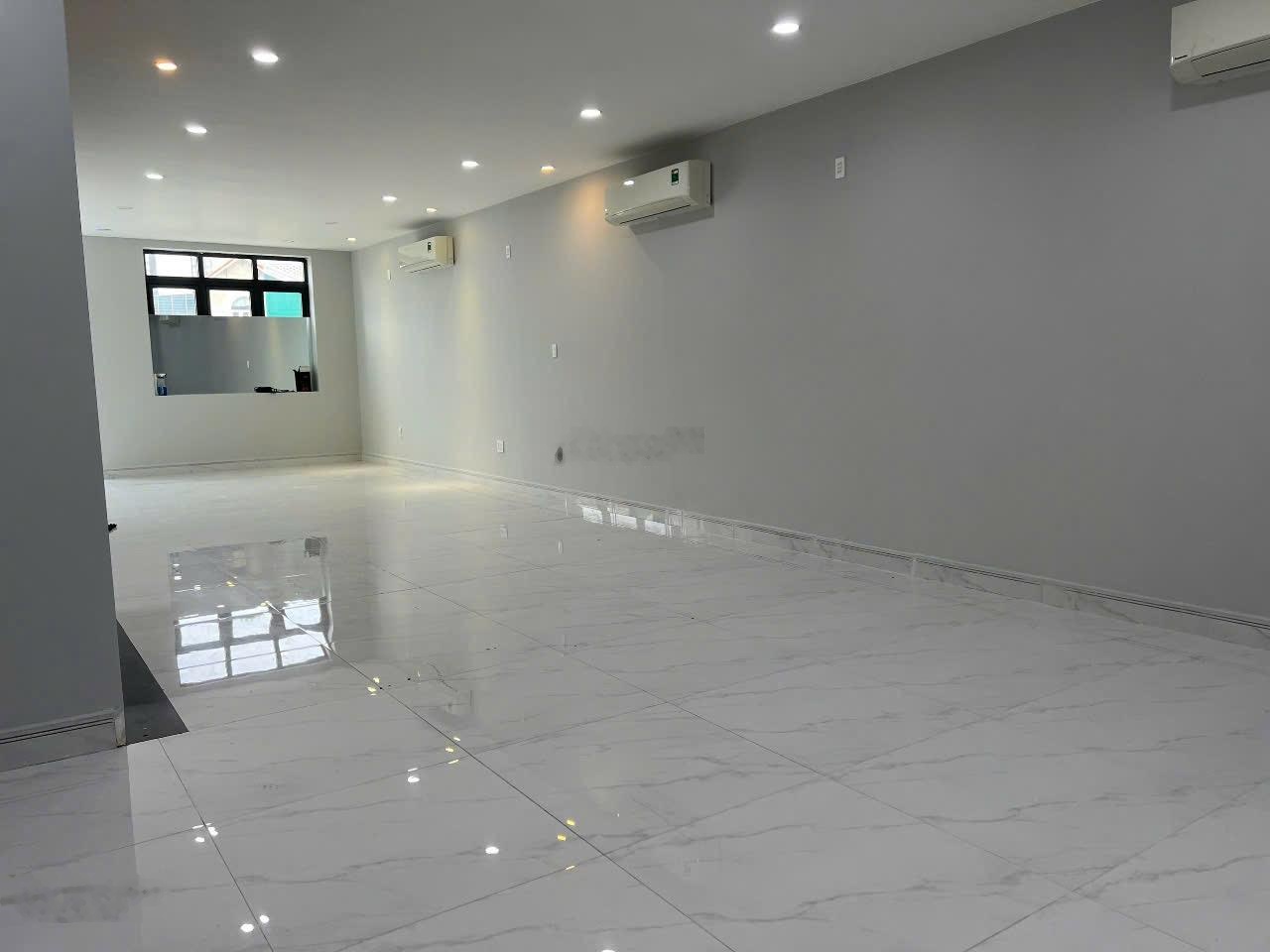 Cho thuê văn phòng tại Him Lam Kênh Tẻ. Giá 50tr/th. DT từ 250 - 300m2. Mặt tiền đường 35m