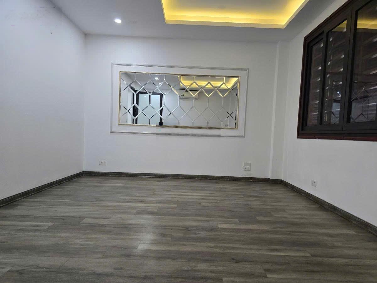 Cho thuê nhà nguyên căn Tại TỐ HỮU .DT : 55 M * 5 TẦNG.MT : 5 M , CHia phòng, ô tô vào nhà