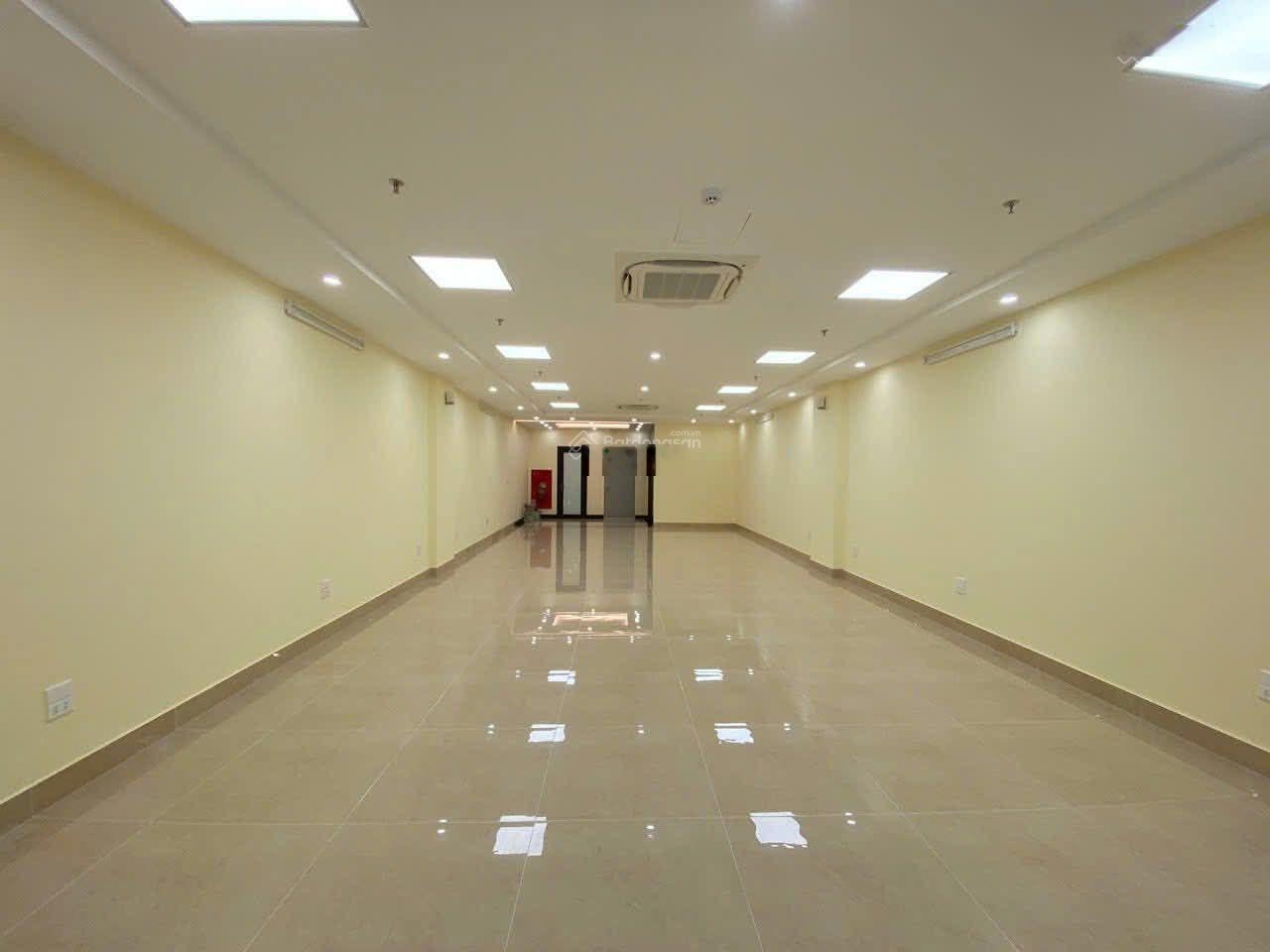 Cho thuê nhà mặt phố Vũ Phạm Hàm - Cầu Giấy, dt 120m2 x 5 tầng, MT 6 m, 150 tr, thông sàn