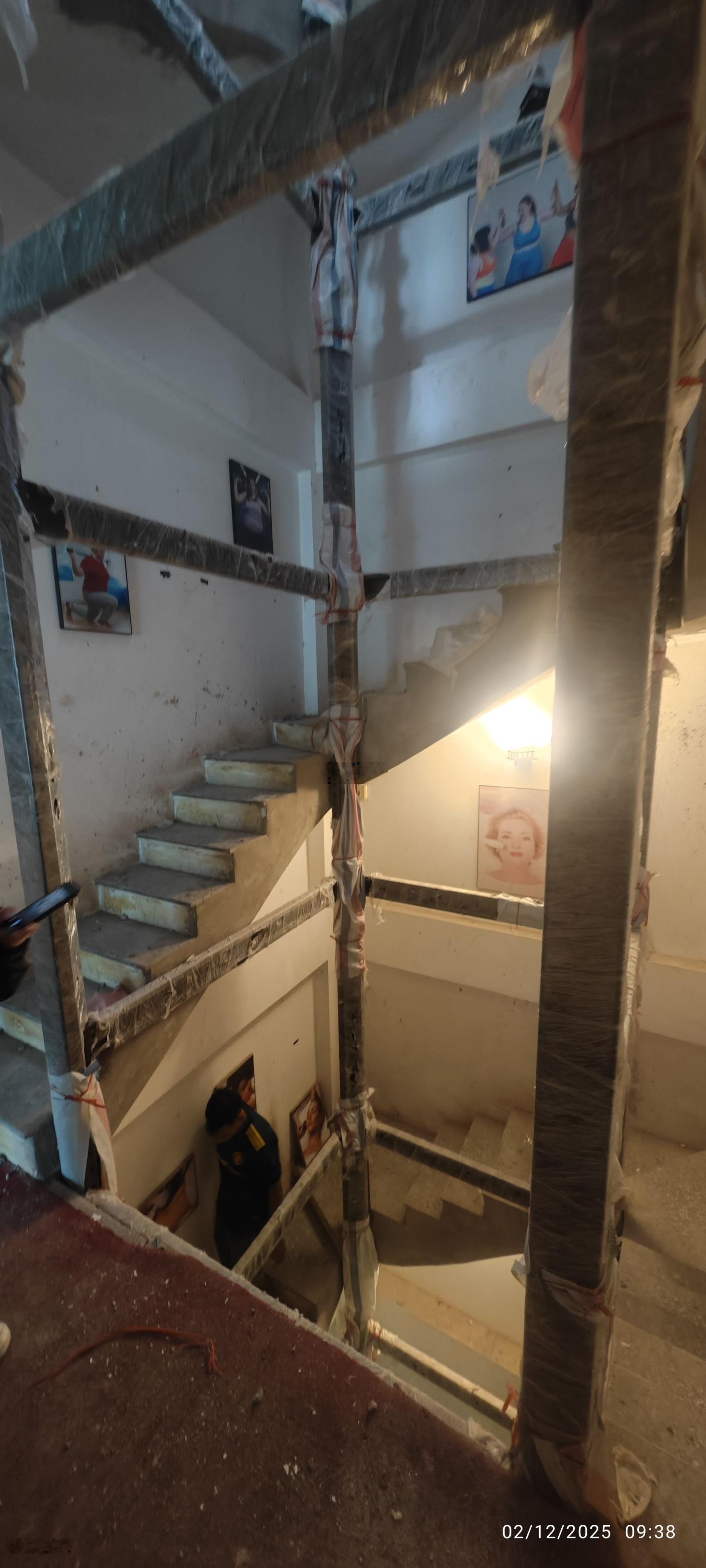 Cho thuê nhà vị trí đẹp mặt phố Lê Duẩn, DT 60m2x5 Tầng thông sàn thang máy cuối, MT 8m vỉa hè rộng