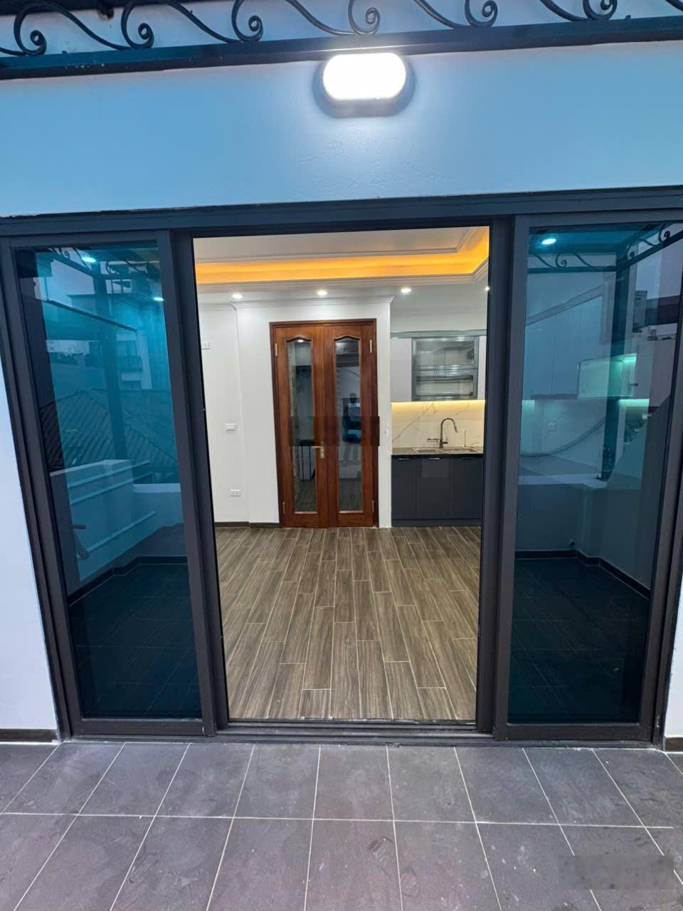 Bán nhà chia lô phố Linh Lang, diện tích 36m2, mặt tiền 4.5m, 2 mặt thoáng. Giá 11.3tỷ(TL)