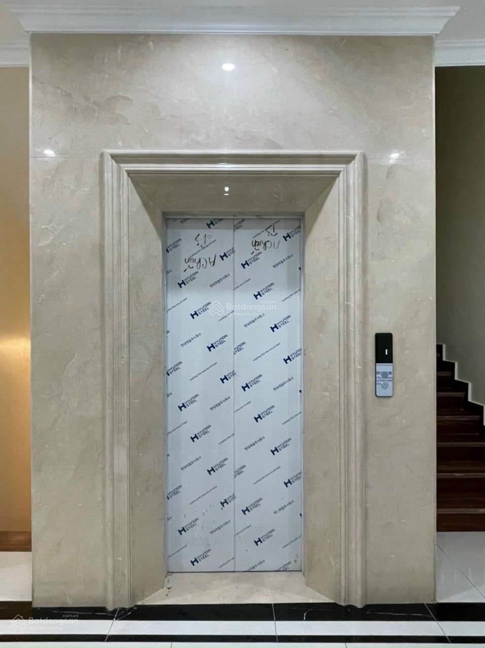 Cho thuê nhà căn góc, Thang máy, pccc, Vỉa hè, KD, VP, Nhà Hàng, 95m2- 5T, Hoàng Cầu, Đống Đa_52 Tr