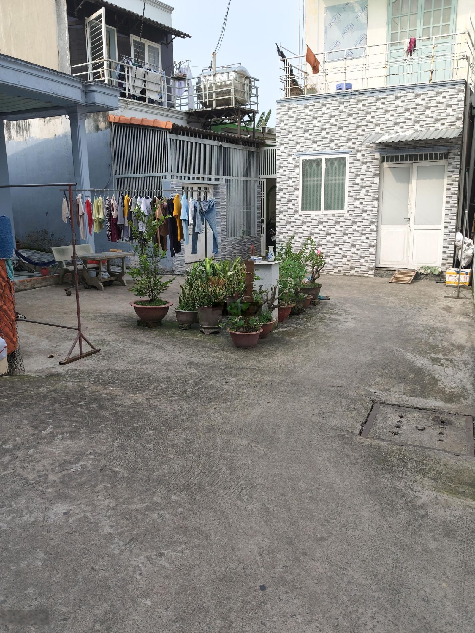 Nhà phố, DT 200m2, ngay trung tâm thị trấn Hóc Môn, ngang 11,38, dài 16m, nở hậu, nhà cấp 4